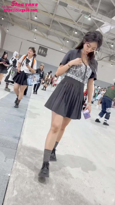 高颜值反差婊 漫展追星现场被大神抄底偷拍 裙下风光暴露无遗  圆润肥臀露出毫不在意！-51吃瓜网
