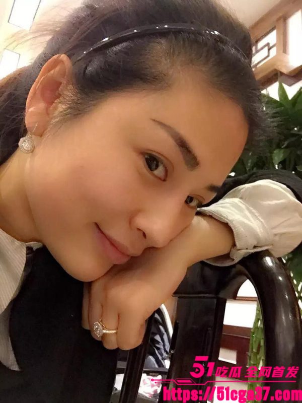 珠海高颜值人妻 张旭菲 与领导偷情视频流出 肥美的嫩穴被后入冲刺到喷尿！-51吃瓜网