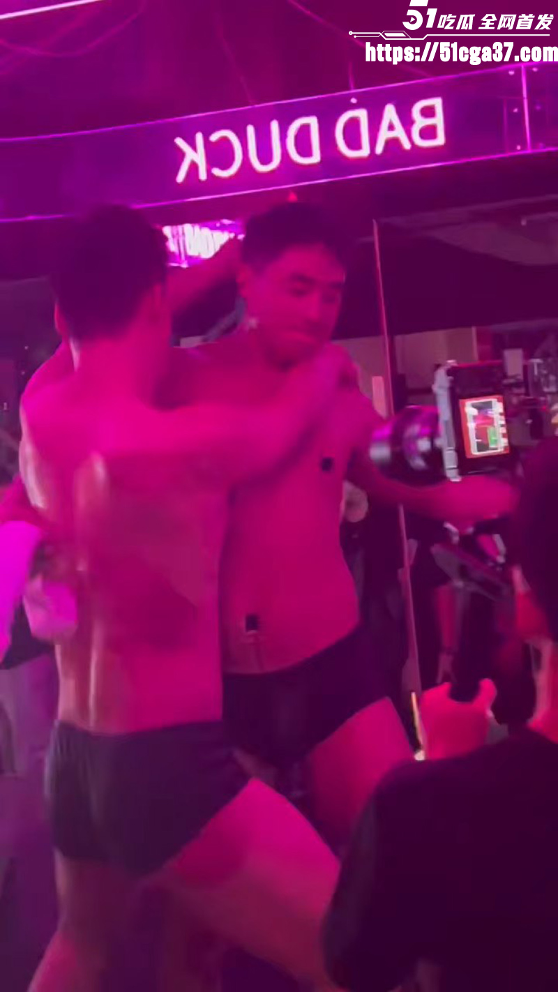 重庆男同健身房开业 昏暗灯光的大厅里 裸体GAY各领风骚 结实的肌肉贴身热舞！ - 51吃瓜网-51吃瓜网