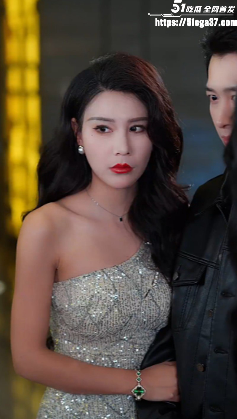 擦边短剧《佳人扶我凌云志》废柴被物质女友抛弃后 意外觉醒软饭系统 开启逆袭之路！ - 51吃瓜网-51吃瓜网