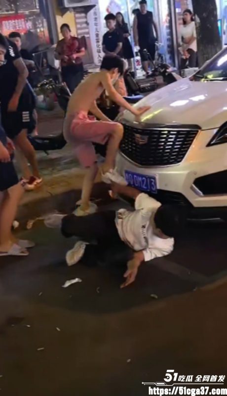 精神小伙当街复仇 多人齐上围殴白衣男子 招招致命直击要害 甚至上演雷欧飞踢！-51吃瓜网
