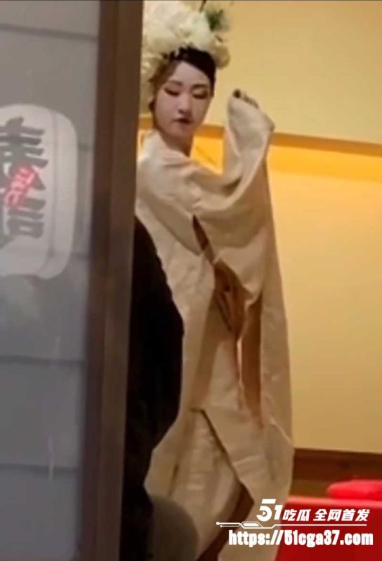 日本高端寿司人体宴偷拍视频流出 艺妓美女优雅褪下和服 露出不着寸缕白嫩肉体 秀色可餐引人遐想！-51吃瓜网