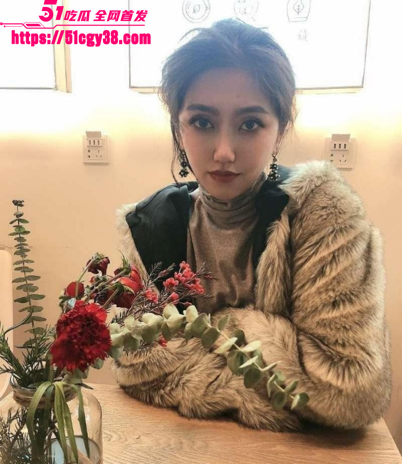 武汉大学反差校花 杨帆 被学校教授重金包养 一晚连打4炮 露脸口交表情淫靡风骚至极! - 51吃瓜网-51吃瓜网