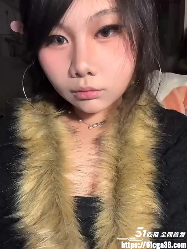 广西南宁嫩妹 黄瞳 被男友私密调教视频流出 露脸揉奶表情享受 上位骑乘假屌自慰 骚水狂流!-51吃瓜网