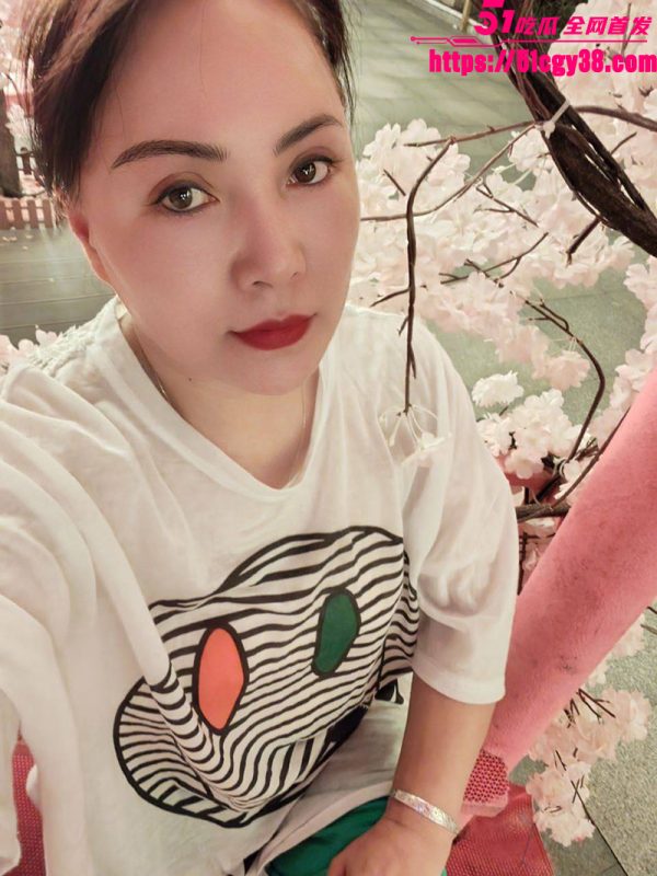 黑龙江极品熟女 勾引大学生做爱视频流出 黑丝美臀花样足交 上位骑乘嫩穴包裹肉棒疯狂榨精！-51吃瓜网