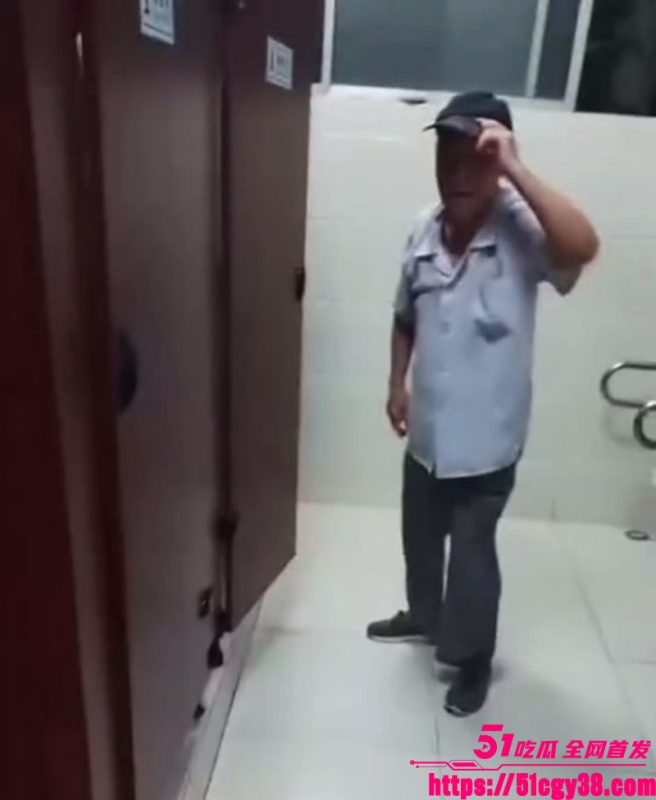 猥琐大爷色胆包天 被小伙挑唆潜入女厕 趴地偷窥美女放尿 堪称全网最炸裂忘年交！-51吃瓜网