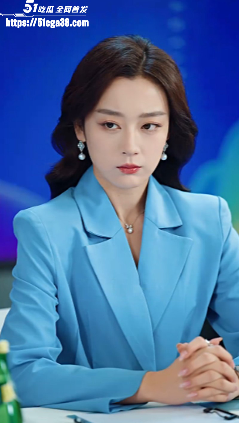 每日短剧《塔吊工竟是黑客大帝》贫困塔吊工意外觉醒黑客系统 最终俘获两位女神芳心！ - 51吃瓜网-51吃瓜网