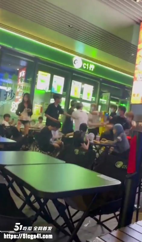 多名精神小伙 吃饭发生冲突 双方人马激烈火拼 桌椅板凳齐上阵 现场画面堪比古惑仔！-51吃瓜网
