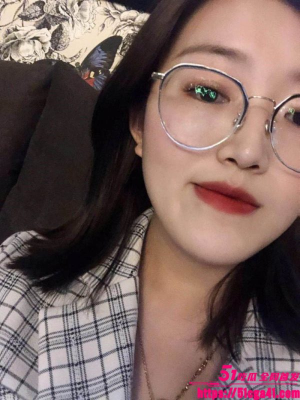 公司气质眼镜妹被经理网调自慰 手指揉捏美乳乳波晃动 各种诱惑表情挑逗得人心跳加速！-51吃瓜网