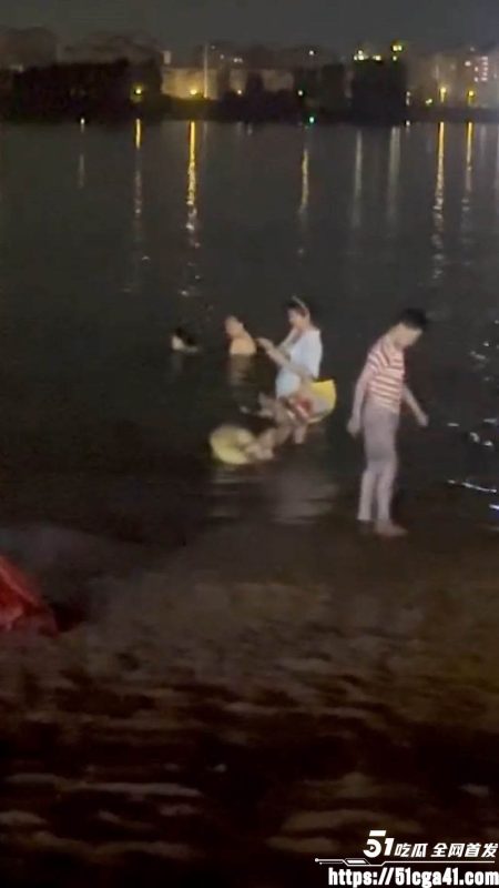 深夜情侣水中啪啪打水炮！若无旁人火辣性爱 月光下水花四溅 场面淫靡至极！-51吃瓜网