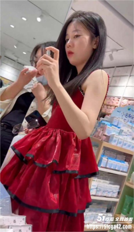 抄底大神商场偷拍 一路跟踪红衣学生妹 无内真空拍摄馒头美鲍 性感阴沟一览无遗！-51吃瓜网