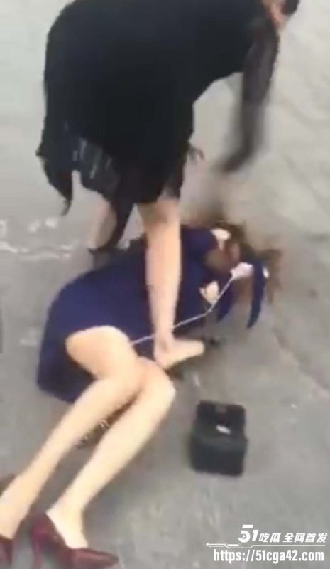 淫骚小三踢到铁板 遭彪悍原配当街暴揍 按头贴地疯狂猛踹 招式狠辣直击面门令人乍舌！-51吃瓜网