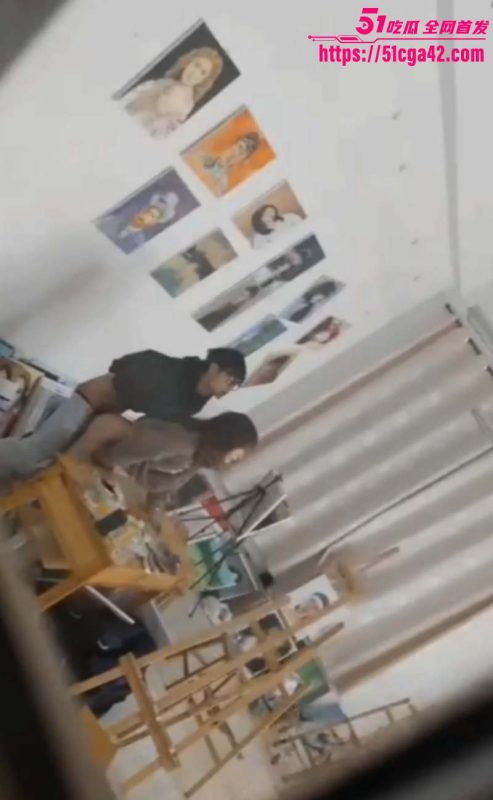 饥渴美术生情侣 教室上演狂野性爱惨遭偷拍 妹子撅臀迎合后入 满脸享受淫靡至极！-51吃瓜网