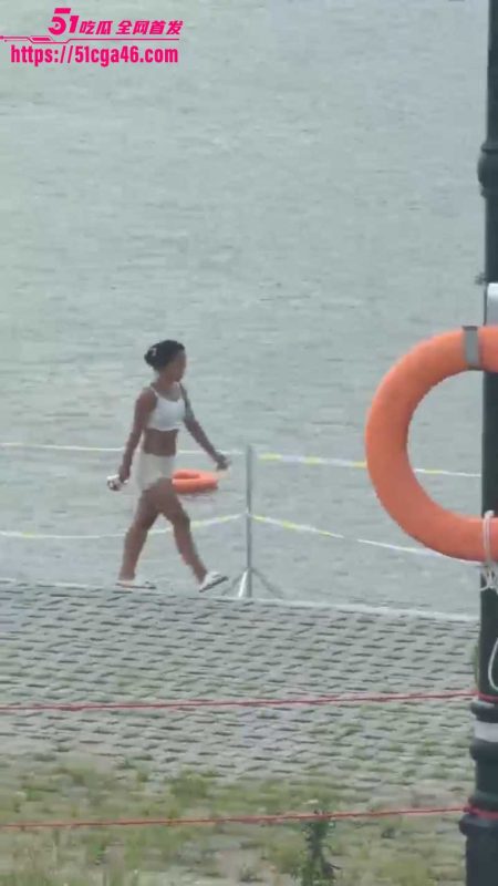 海边惊现裸泳女子 毫无羞耻的脱掉全身衣物 被多名饥渴大汉用围观偷拍！-51吃瓜网