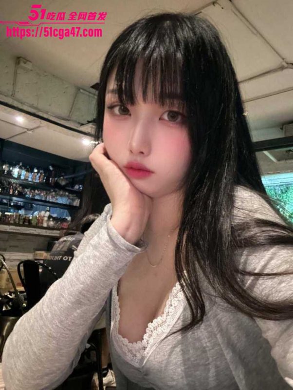 颜值极品的巨乳学生妹 私下竟然给钱就能操 酒店内被金主疯狂中出爆操 身材火辣无比带劲！-51吃瓜网