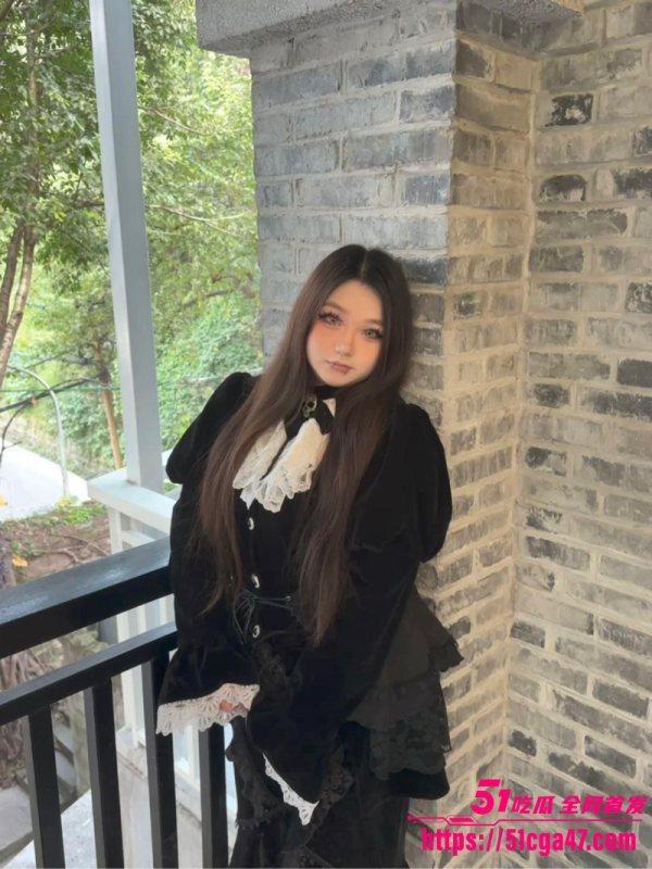 上海坦克精神小妹 刘茵 拍摄各种不雅视频 奶头穿钉暴露M属性 硕大胸脯被各种玩弄！-51吃瓜网