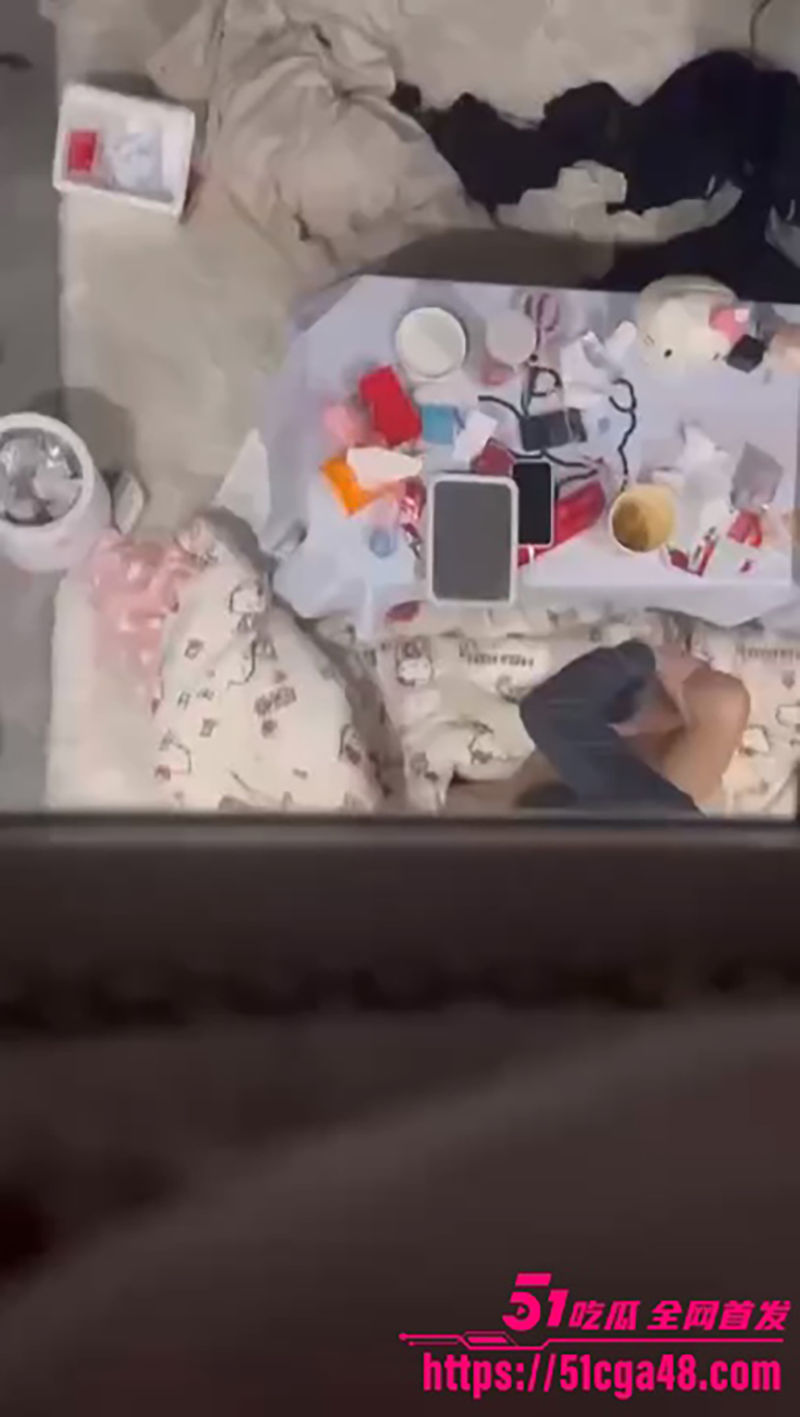 性瘾女大学生带男友回宿舍做爱 被上铺美女全程偷拍 男友爆操花臂母狗 画面激情淫荡至极！ - 51吃瓜网-51吃瓜网