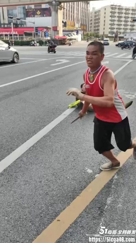 南宁街头惊现刀客 抢劫后持刀无差别捅人 面露凶狠见人就捅 围观群众惊恐报警 场面触目惊心！-51吃瓜网