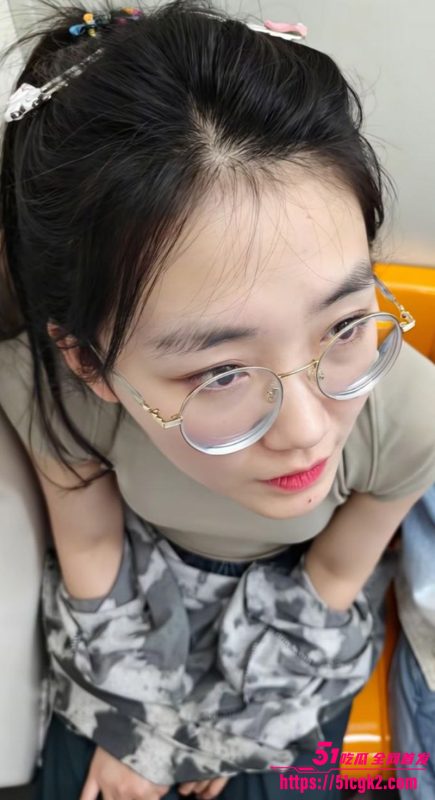 上海浦东反差眼镜婊 刘安娜 与男友拍摄大量淫荡视频勾引单男 大黑骚逼阴毛浓密 阴唇肥美反差诱惑！-51吃瓜网