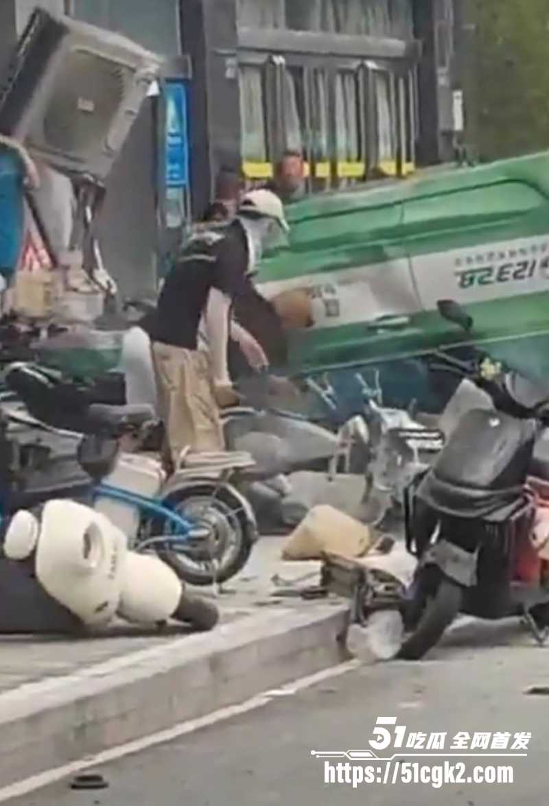 郑州发生惨烈车祸 人行道变保龄球场 疯狂出租车撞击行人 失控腾空翻滚 现场血流成河！ - 51吃瓜网-51吃瓜网