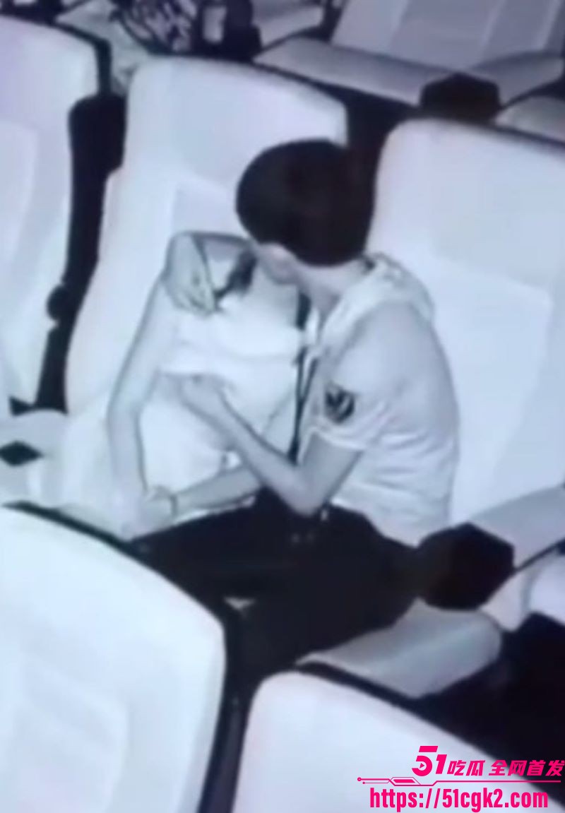 电影院监控偷拍学生情侣 舌吻摸奶激情四射 做爱画面火爆流出 面容清晰可见! - 51吃瓜网-51吃瓜网