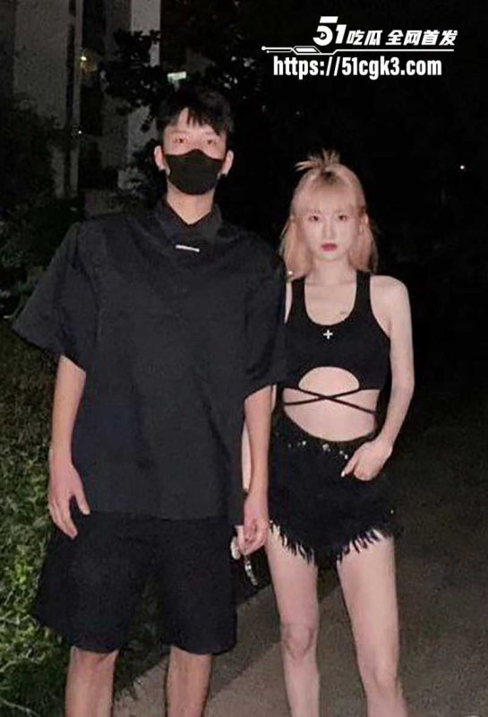 抖音650万粉丝夫妻档网红 狗子与我 早年不雅视频全网疯求 大奶母狗下海捞金 露脸舔屌骚态尽显！-51吃瓜网