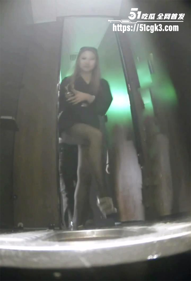 大神夜店女厕偷拍遇惊喜 黑丝女神撅臀放尿 转身领回帅哥玩厕震 舌吻玩屌抠穴调情 刚插就射纯纯早泄男！ - 51吃瓜网-51吃瓜网