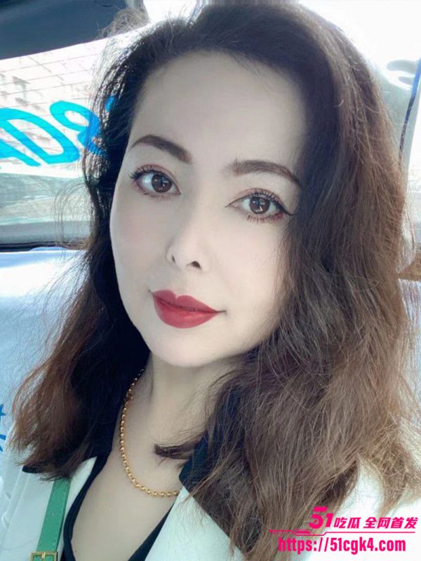 甘肃兰州已婚人妻 背着老公约炮大屌猛男 无套打桩爆操淫水白浆四溢 如狼似虎年纪榨起精来就是猛啊！-51吃瓜网