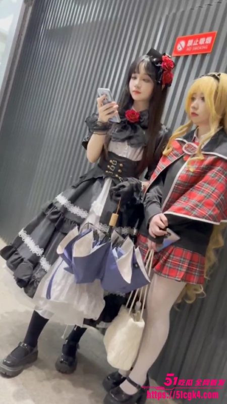 洛丽塔裙妹子会展抄底 镜头捕捉到她裙底风光 透明内内下阴毛清晰可见 撩拨视觉神经！-51吃瓜网