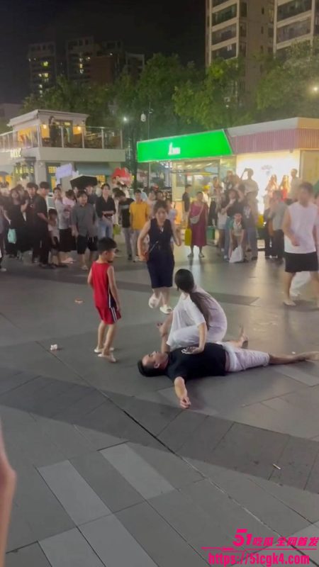 养女20年竟跟男友私奔！广场上老爹与男友互殴被一拳干倒 女儿却冷眼旁观看着亲爹被揍 这画面属实令人心寒！-51吃瓜网