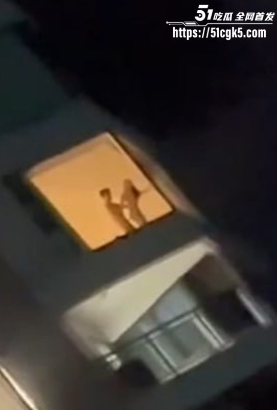 浙江某小区窗前上演火辣皮影戏 各种动作变换不断 可以想象激烈程度有多高啊！-51吃瓜网