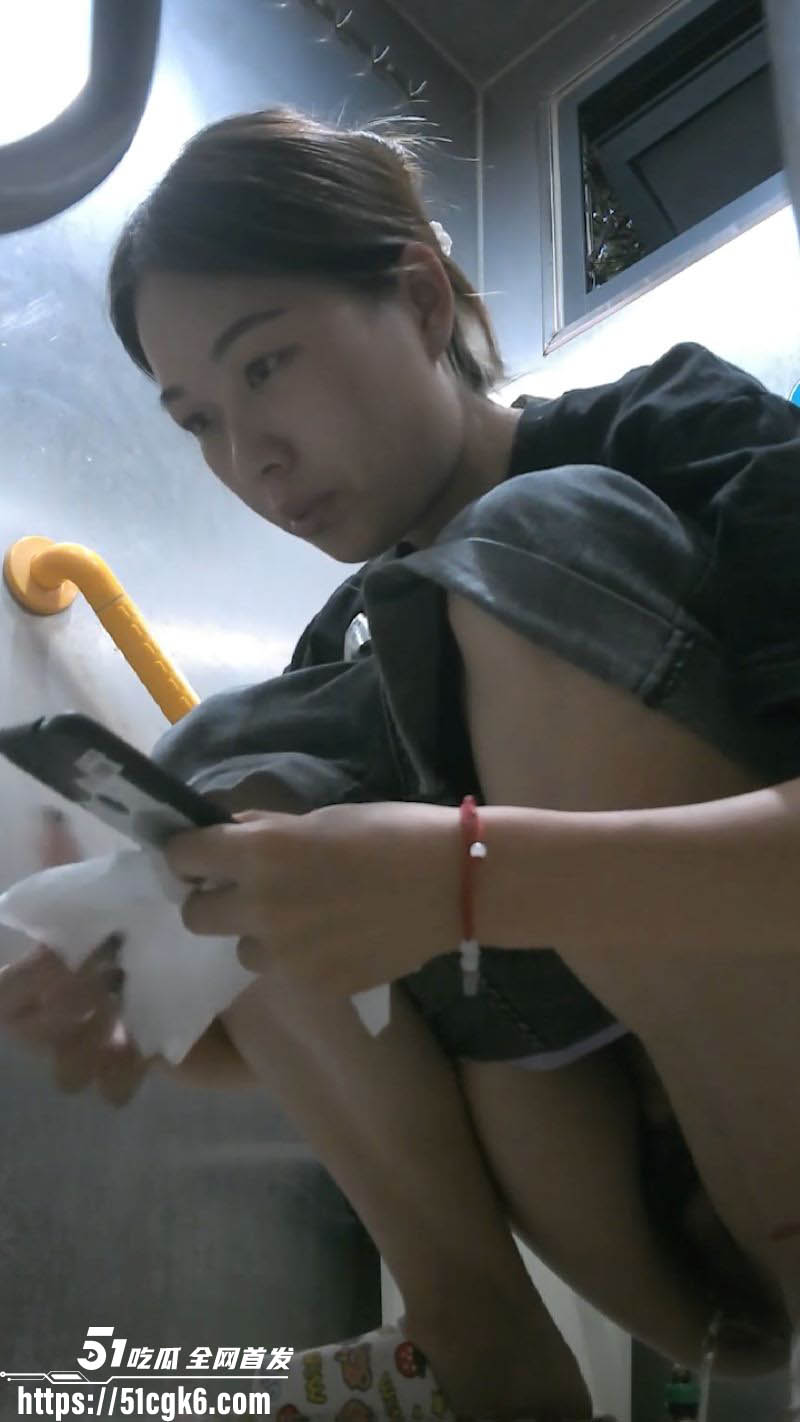 大学女厕所全景偷拍视频泄露 多位漂亮学妹放尿瞬间 各种角度嫩穴走马观灯 画面火辣到炸！ - 51吃瓜网-51吃瓜网