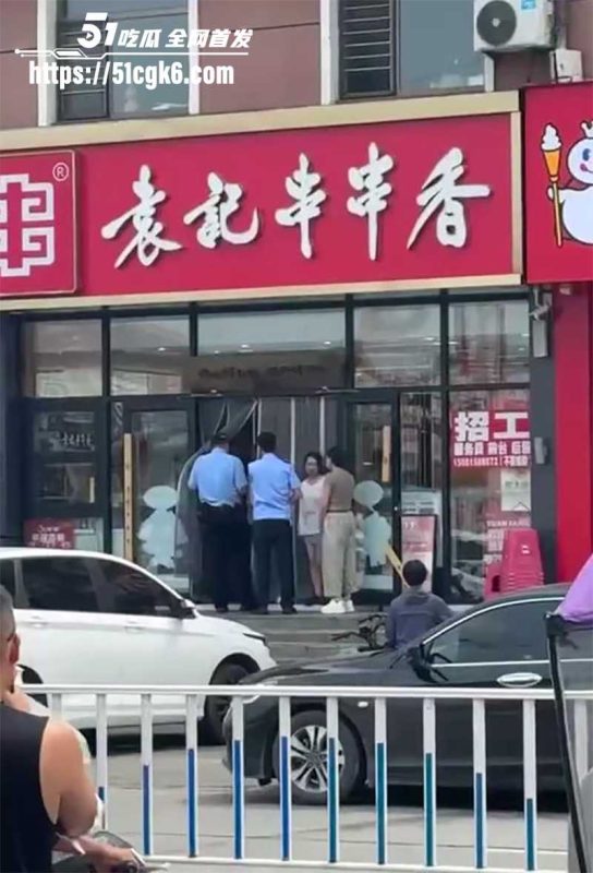 河北唐山 袁记串串香老板娘 勾引有妇之夫 被原配贴淫照大字报 公开处刑当街暴打 露脸露穴超劲爆！-51吃瓜网
