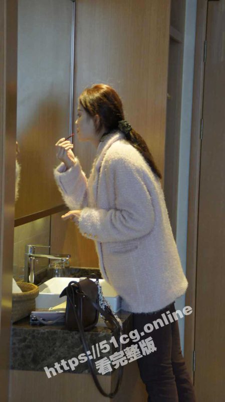 大学生妹子酒店私拍人体写真 被摄影师加钱潜规则-51吃瓜网