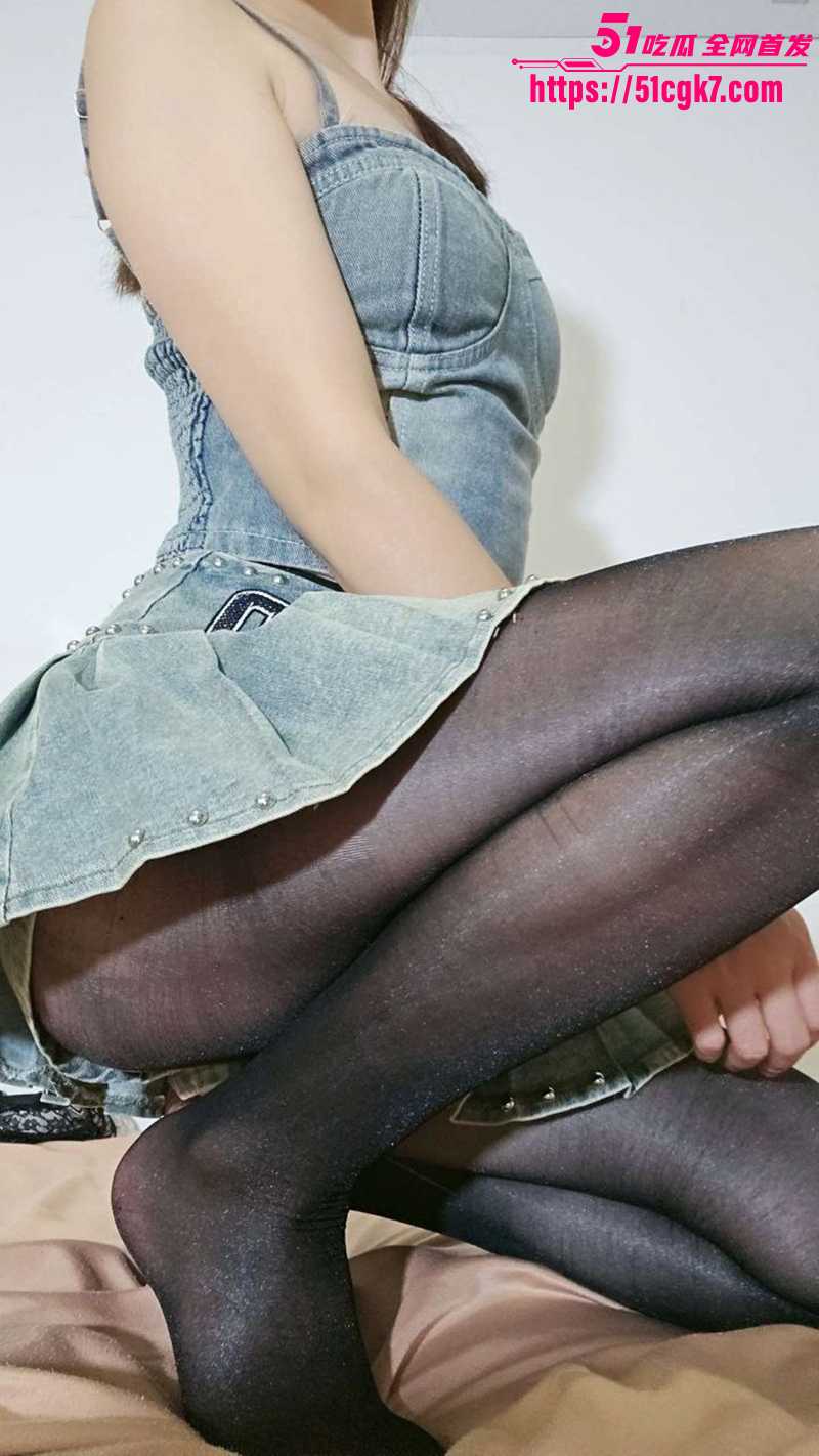 51原创狂情哥哥 深夜趁妹妹准备出门前 打桩爆操黑丝美臀 内裤轻拔后被激烈狂插怒射！ - 51吃瓜网-51吃瓜网