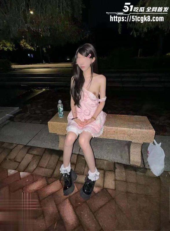 乱伦大神 意淫自己妹妹 校园内石凳上 冒着被保安发现的风险 疯狂与妹妹做爱！-51吃瓜网