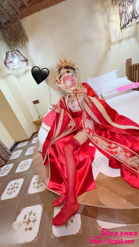 海角乱伦大神新作 女儿身穿凤冠霞披 被父亲猛操白皙嫩穴 高潮之际狂喊老公 反差十足！-51吃瓜网