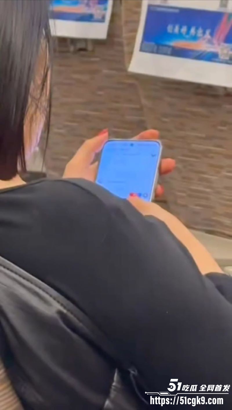 小仙女高铁上业务繁忙！发送各种性爱视频撩骚 聊天内容露骨到炸 偷拍哥错过要联系方式！ - 51吃瓜网-51吃瓜网