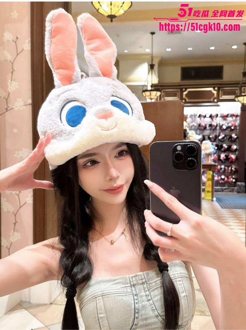 高颜值极品大奶网红 依婷 和男友自拍露脸后入做爱视频泄露 极品翘臀对镜狂喷淫水！ - 51吃瓜网-51吃瓜网