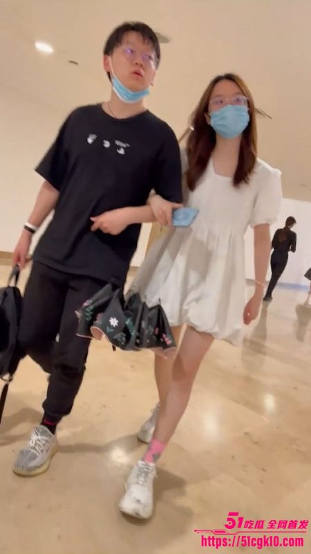 商场抄底大神偷拍曝光 美女边聊男友边勾搭炮友 白裙下真空逛街 一线天嫩穴清晰可见！-51吃瓜网