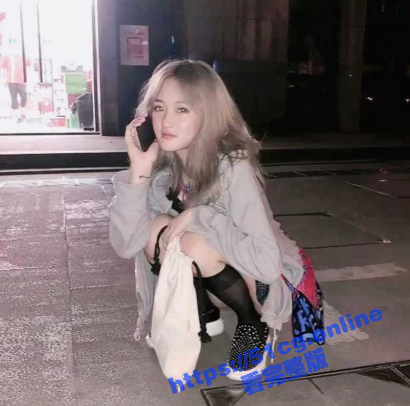 00后金发美少女玩交友APP 约出来喝酒灌醉拖回出租房肆意玩-51吃瓜网
