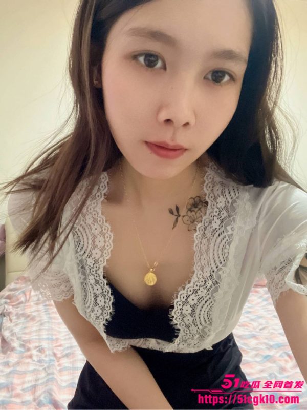 陕西淫骚人妻 钟玲 发情记 白色蕾丝开衩套装下撅屁股求操 网上聊骚勾引男人求干！-51吃瓜网