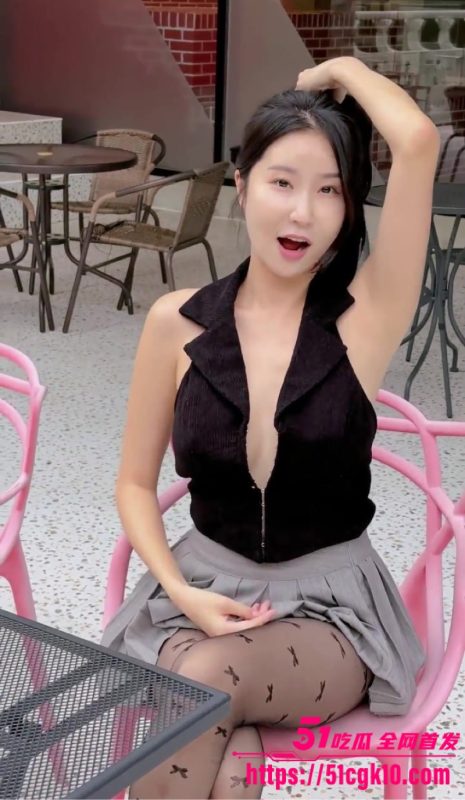 韩国健身女网红 Jenasis 户外大胆淫骚露出 裙底蜜穴一览无余！-51吃瓜网