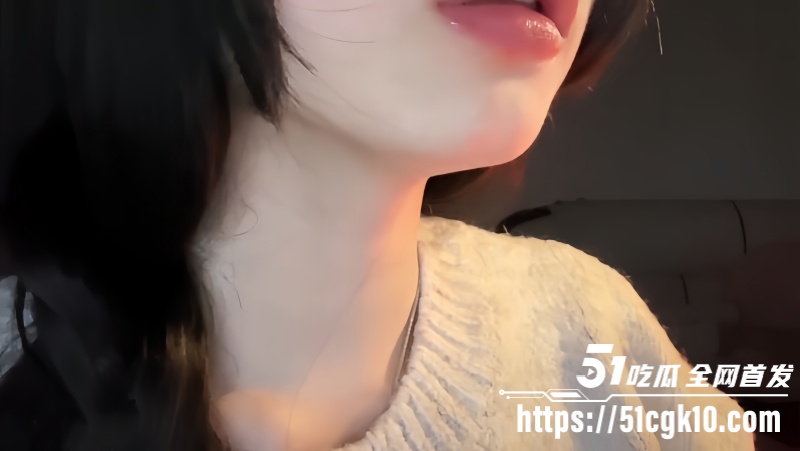 ASMR女神Nana困薯 用黄瓜模拟口交 舌头灵活舔弄 湿润音效直击灵魂 绝对让你欲火焚身！-51吃瓜网