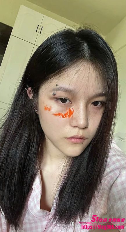 湖南长沙唇钉小妹 刘思雨 被男友各种调教舔脚 三根JB猛插嫩穴 视觉冲击力爆棚！-51吃瓜网