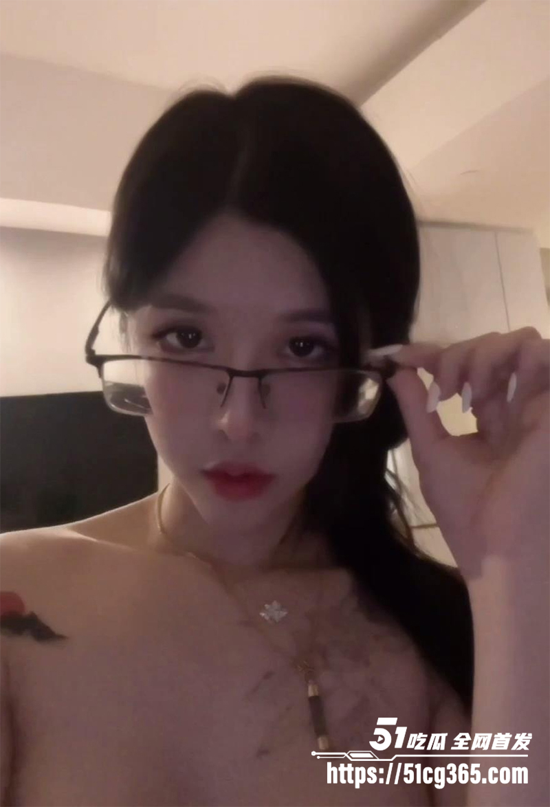 顶级名媛白富美 不雅视频泄密流出 情趣内衣秀翘臀 纹身乳钉超带感 粉嫩小穴掰开看 骑乘舔屌骚到爆! - 51吃瓜网-51吃瓜网