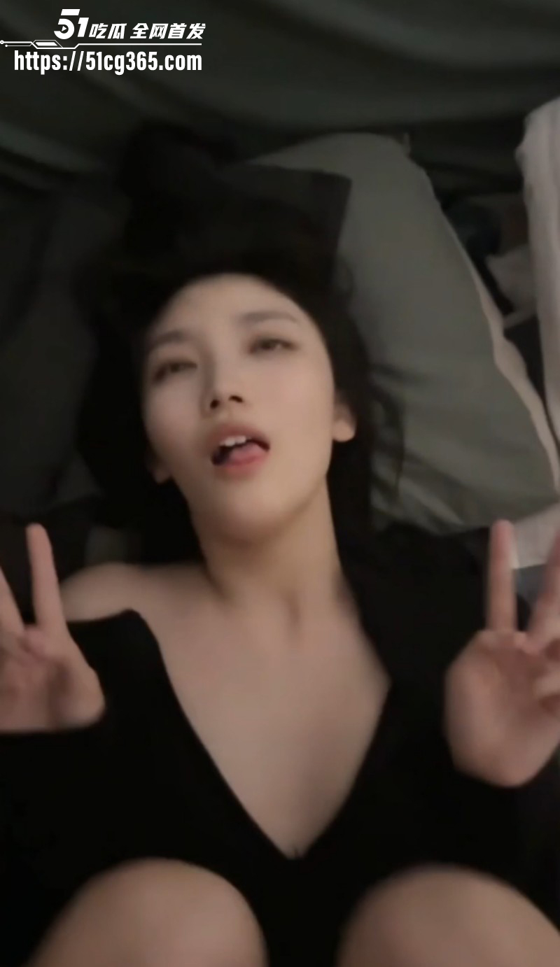 高颜值极品女大学生 抛弃男友分手后 遭其报复泄密不雅视频 露脸比耶反差至极! - 51吃瓜网-51吃瓜网