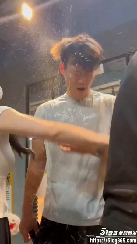 厦门鹿港万达 超鹿教练 约炮翻车 被两女会员围堵角落 轮番狂扇耳光辱骂 堪比狗血剧！-51吃瓜网