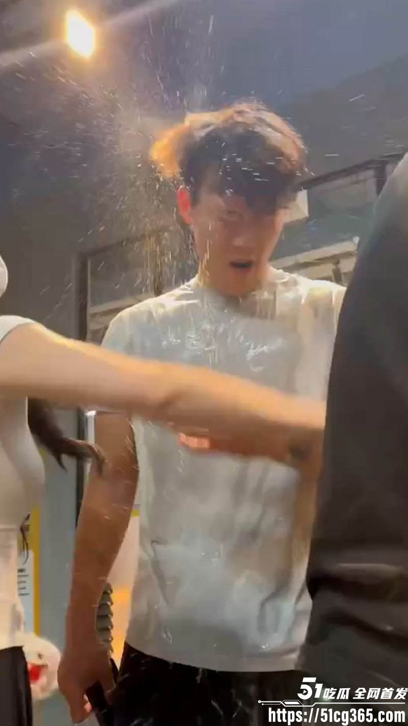 厦门鹿港万达 超鹿教练 约炮翻车 被两女会员围堵角落 轮番狂扇耳光辱骂 堪比狗血剧！ - 51吃瓜网-51吃瓜网