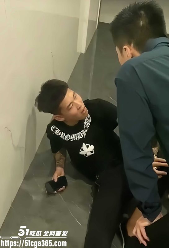 快手网红 大懿 线下被真实视频流出！宇将军麾下头号大将遭群殴下跪  网友戏称：嚼着最贵的槟榔 挨了最狠的打！-51吃瓜网